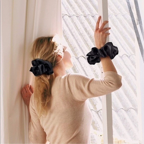 🆕 XL Satin Scrunchie Black - Picture 1 of 3